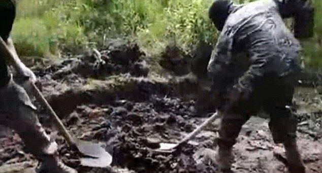  Украински войници погребаха жив човек (СНИМКИ/ВИДЕО 18+)