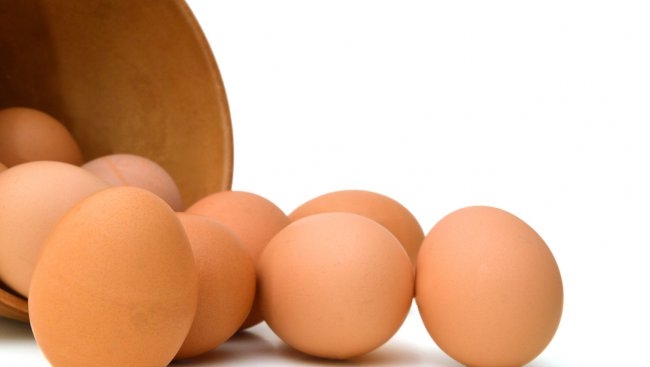 С този трик можете да обелите яйце, чесън и картоф за секунди (ВИДЕО)  