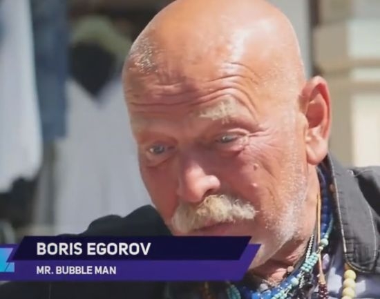 Бездомникът, който печели между 60 и 100 евро на ден от сапунени балони от бира (ВИДЕО)
