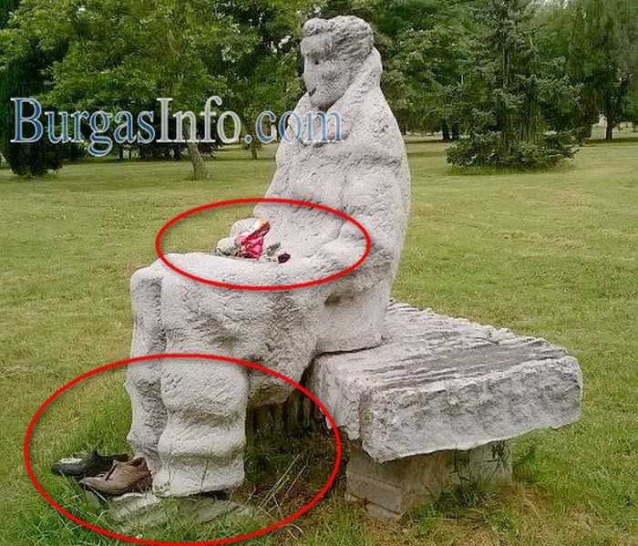 Гавра или шега: Кой обу и натика бира в статуя в Морската градина на Бургас? (СНИМКИ)