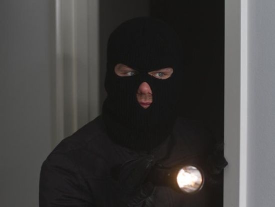 Комшии издадоха въоръжен крадец, ченгета го пипнаха в къща край Бургас