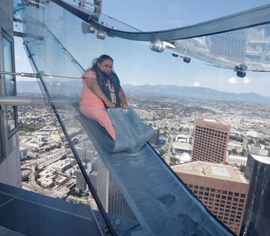 Ето какво е да се пързаляш върху стъкло на 304 метра височина (ВИДЕО)