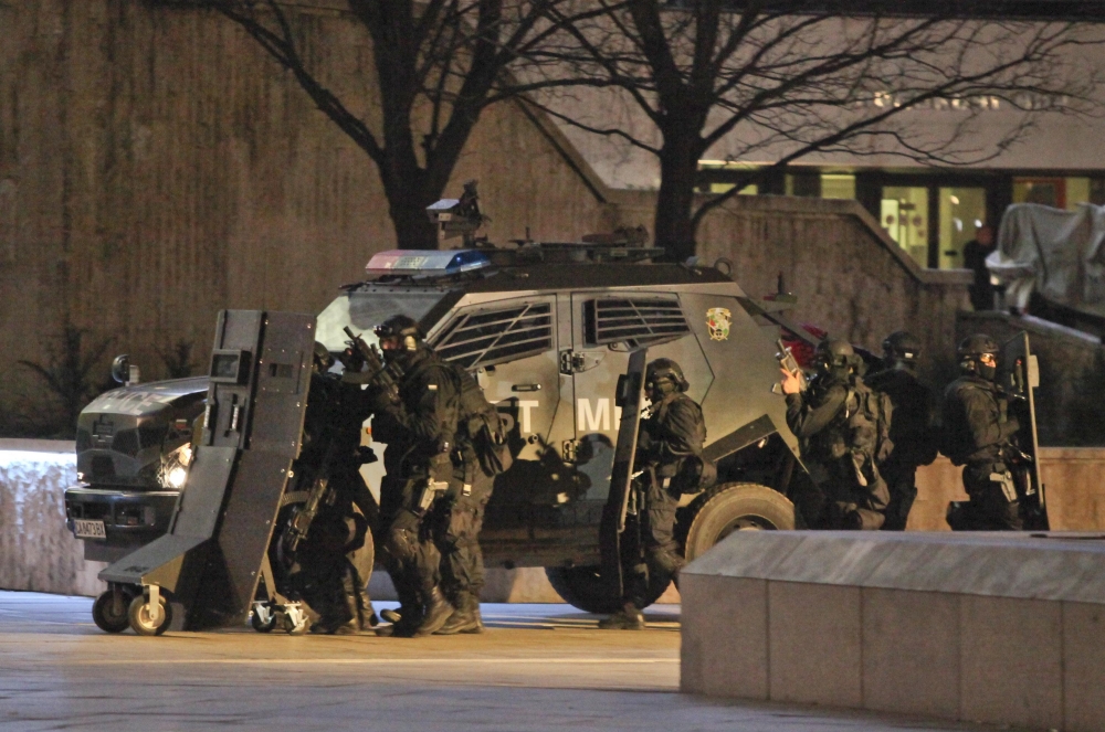Тежковъоръжени жандармеристи окупират НИМ