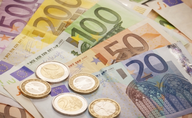 The Daily Express: Юнкер подготвя план за налагане на еврото във всички страни-членки на ЕС