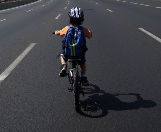 4-годишният Люси си кара колелото по монтанска улица и се случи голяма беля