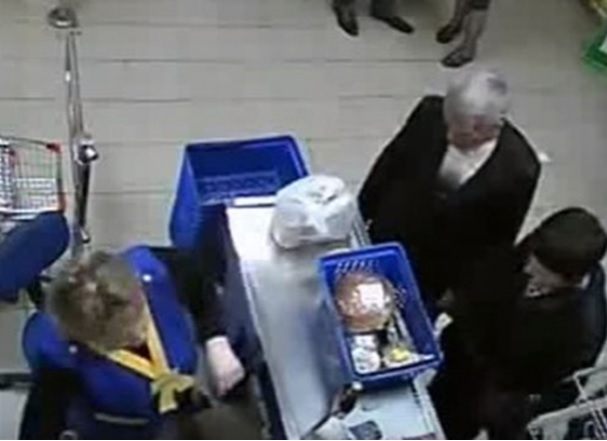Идиот се опита да сканира члена са на касата в супермаркет