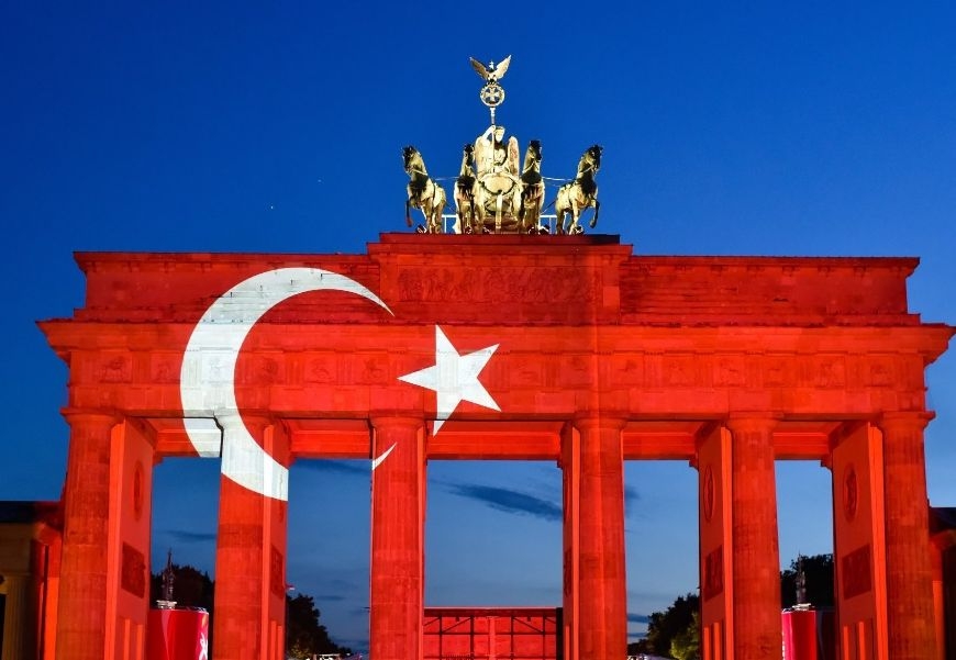 В цветовете на турското знаме светнаха знакови сгради от Австралия до Мексико (СНИМКИ)