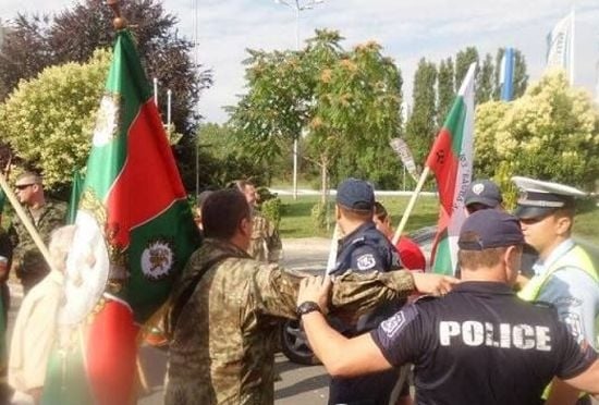 Извънредно от Бургас! Мъже с военни дрехи нападнаха протестиращи срещу „Вълците на Путин“ (СНИМКИ)