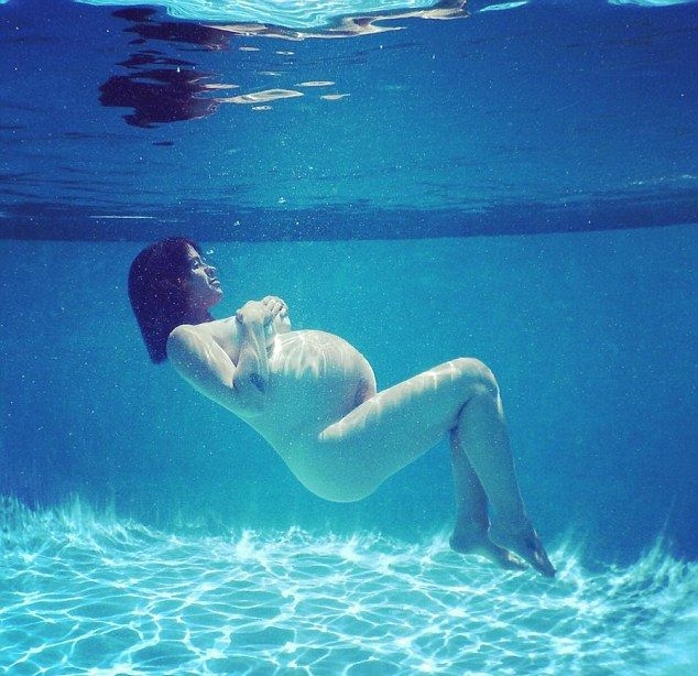 Бременната Аланис Морисет се пусна чисто гола под вода (СНИМКА 18+)