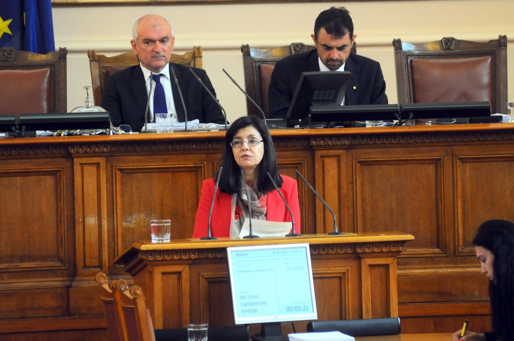 Кунева: Не приемам обвинението, че не отстоявам интереса на българските учени