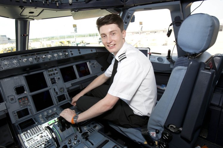 Най-младият пилот на пътнически самолет е само на 19