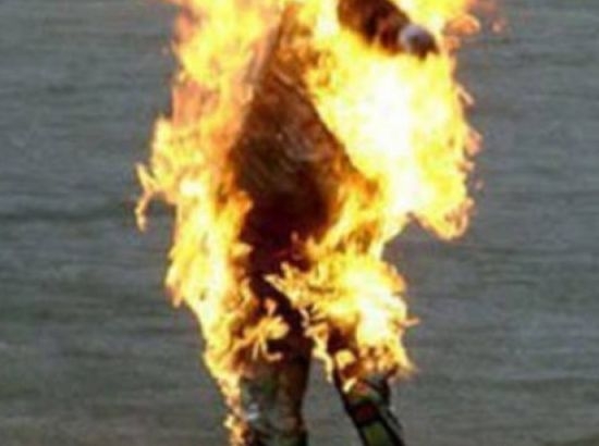 Мъж заплашва да се полее с бензин и да се самозапали пред президентството заради нова "пирамида"!