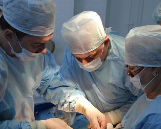Уникална операция: Наши медици извадиха през устата на жена 10-сантиметров камък от стомаха й (СНИМКИ 18+)