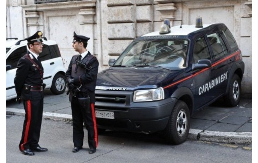 Арестуваха българи в Италия за трафик на хора 