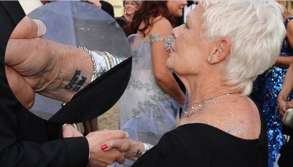 Носителка на „Оскар“ се татуира на 81 години 