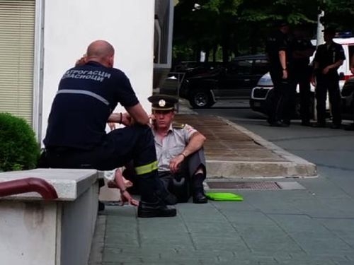 Офицер се заля с бензин и заплаши да се запали пред министерството на отбраната в Сърбия (ВИДЕО)  