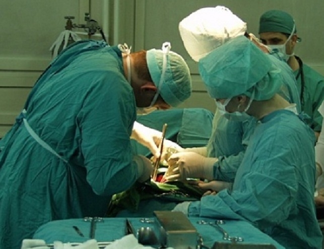 Лекари отложиха операция на жена, други я спасяват в последния момент с гигантска киста в корема 