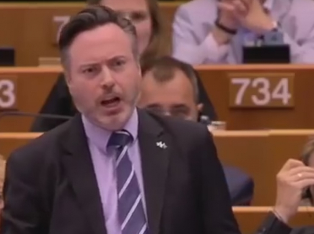 Шотландец трогна евродепутатите: Не ни оставяйте да потънем! (ВИДЕО)