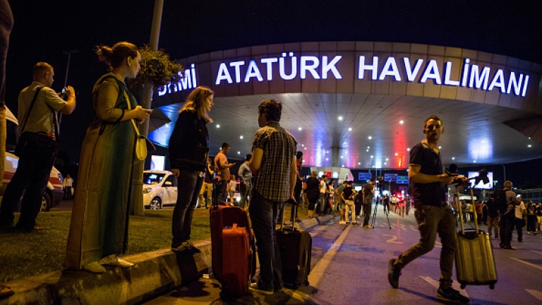 Двама от терористите в Истанбул са планирали да вземат заложници