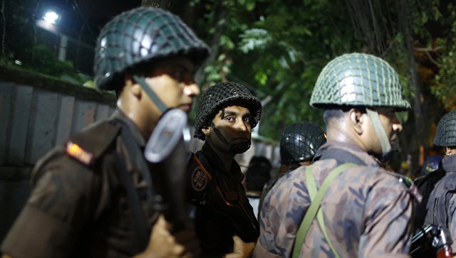 Два мощни взрива гръмнаха в ресторанта в Бангладеш преди минути, очертава се голяма трагедия