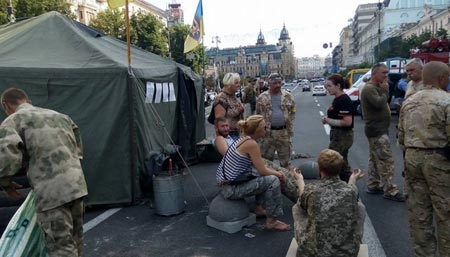 На Майдана вдигнаха първата палатка на наказателите от „Айдар” (ВИДЕО)   