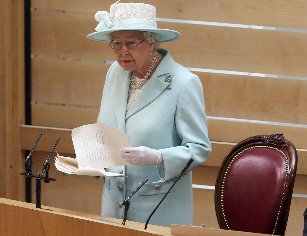 Елизабет II на старта на шотландския парламент: Спокойствие!