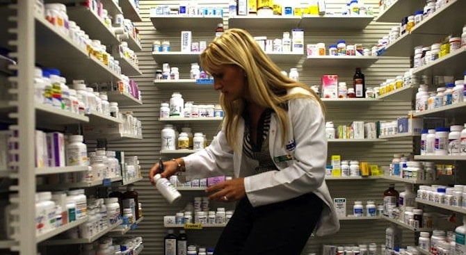 Търговци заплашват живота на хиляди болни българи: Продават лекарства незаконно, търгуват и масло от канабис (СНИМКИ)