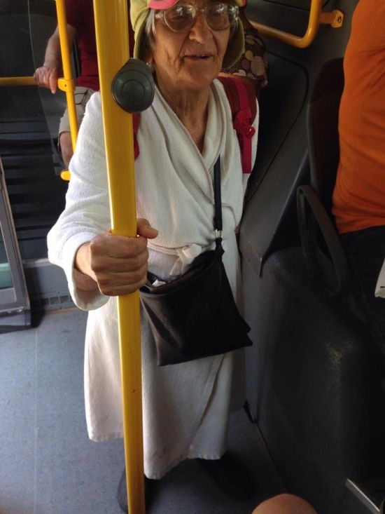 Само в БЛИЦ! Баба по хавлия подлуди градския транспорт в София (СНИМКИ)