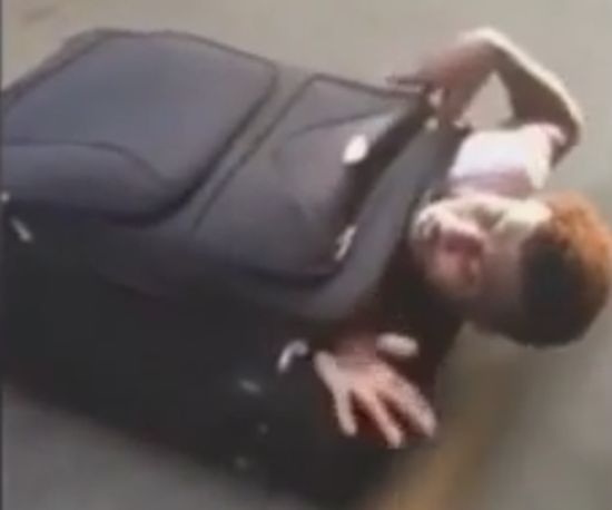 Мигрант изпълзя от куфар и изкара акъла на пътниците във влак (ВИДЕО)