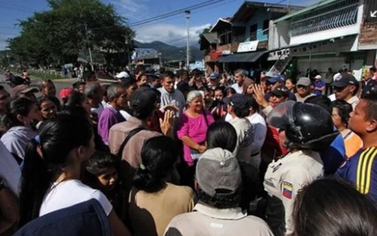 Заради глад! Венецуелки щурмуваха границата с Колумбия (ВИДЕО)