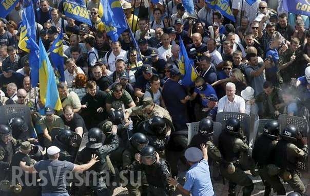 В Киев пак бият! Националната гвардия подбара демонстрантите против евроскъпотията (СНИМКИ/ВИДЕО)