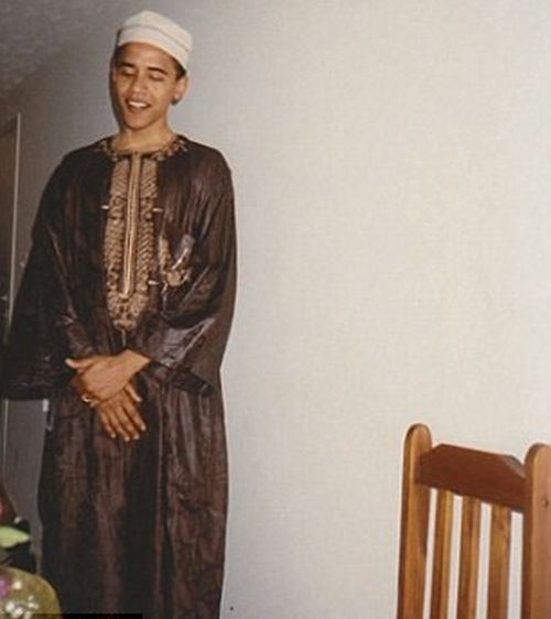 Fox News раздуха скандал с невиждани СНИМКИ на Обама в традиционно мюсюлманско облекло 