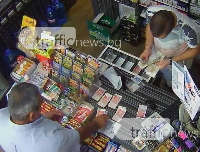Камера засне как измамник прилага престъпната си схема в магазин (ВИДЕО)