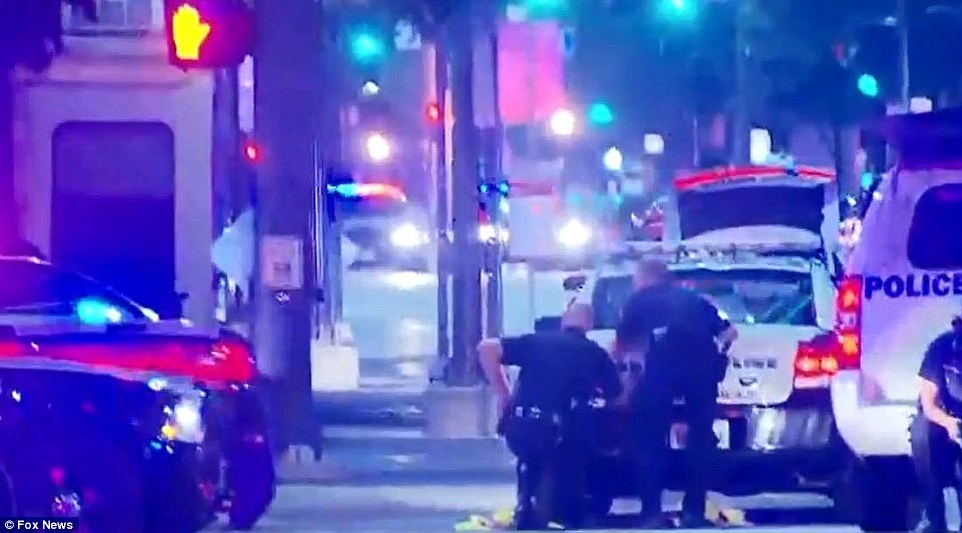 Извънредно: Далас потъна в кръв, трима полицаи са застреляни, 7 са ранени! (НА ЖИВО)