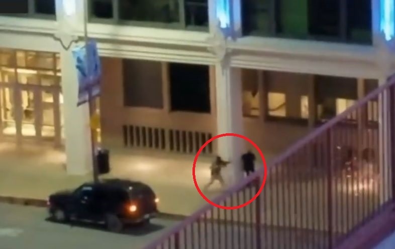 Шокиращо ВИДЕО от Далас: Мъж с огромна пушка разстрелва полицай като куче (18+)