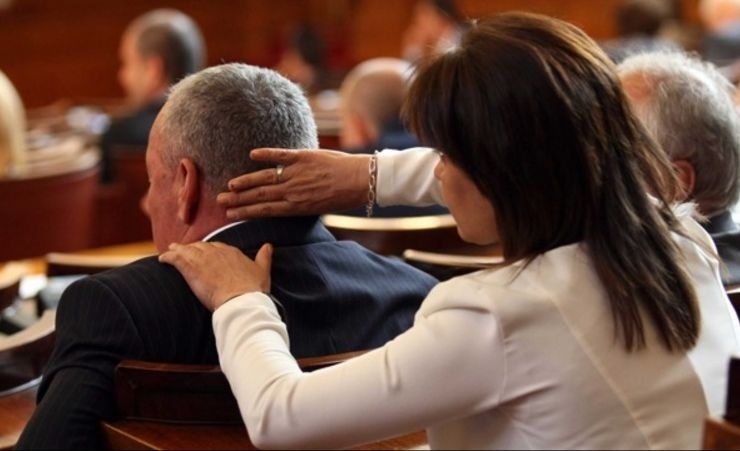 Замириса на отпуска: Депутати се масажират в пленарна зала (ВИДЕО)