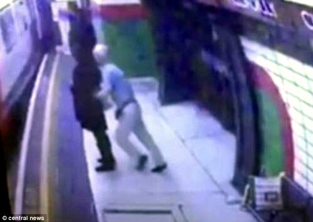 81-годишен японски пенсионер блъсна млада мюсюлманка пред влака в метрото (ВИДЕО 18+)