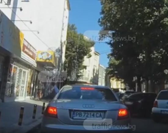 Луд умора няма! Обезумял мъж стреля в Пловдив, за да си разчисти пътя (ВИДЕО)