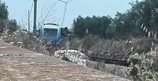 Извънредно! Жестока катастрофа между два влака в Италия, има загинали! (СНИМКA)