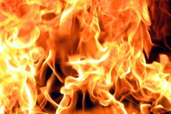 Ужас в пламъците! Мъж се свлече на земята в шок от горящия му имот