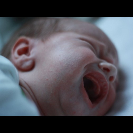 Закараха 40-дневно бебе в болницата в Пазарджик, а минути по-късно писъци раздраха въздуха