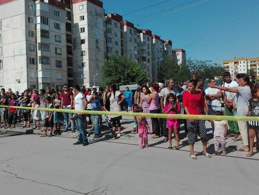 Полиция озапти ромите със съборените къщи в "Столипиново" (СНИМКИ)