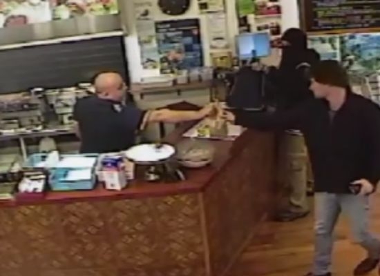 Продавач на кебапи игнорира въоръжен крадец (ВИДЕО)