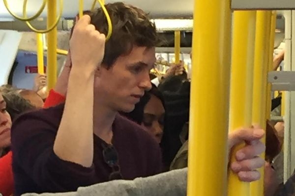Еди Редмейн се подвизава като обикновен пътник в лондонското метро