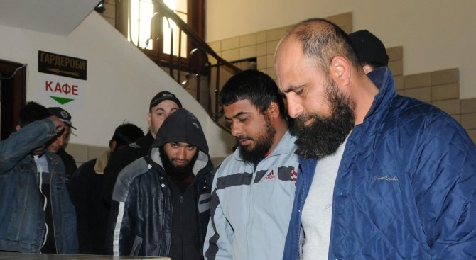 Обвиняеми за радикален ислям криели телефони в килиите си в Пазарджик 