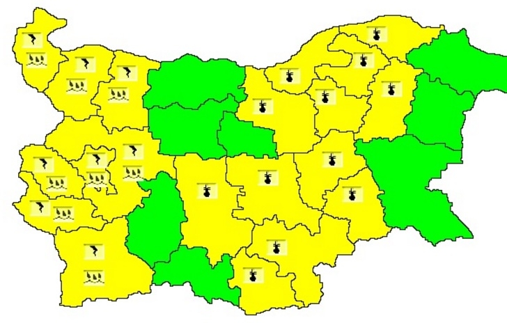 Жълт код за аномалия цепи България днес: В 8 области потоп, в 12 пек и мор