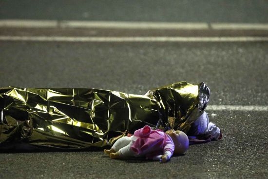 Ето как Франция почете паметта на загиналите в Ница (ВИДЕО)