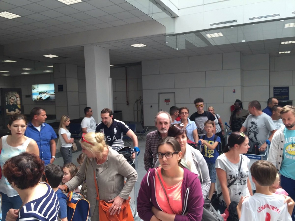 Извънредно! Евакуираха летището в Ница (СНИМКИ)