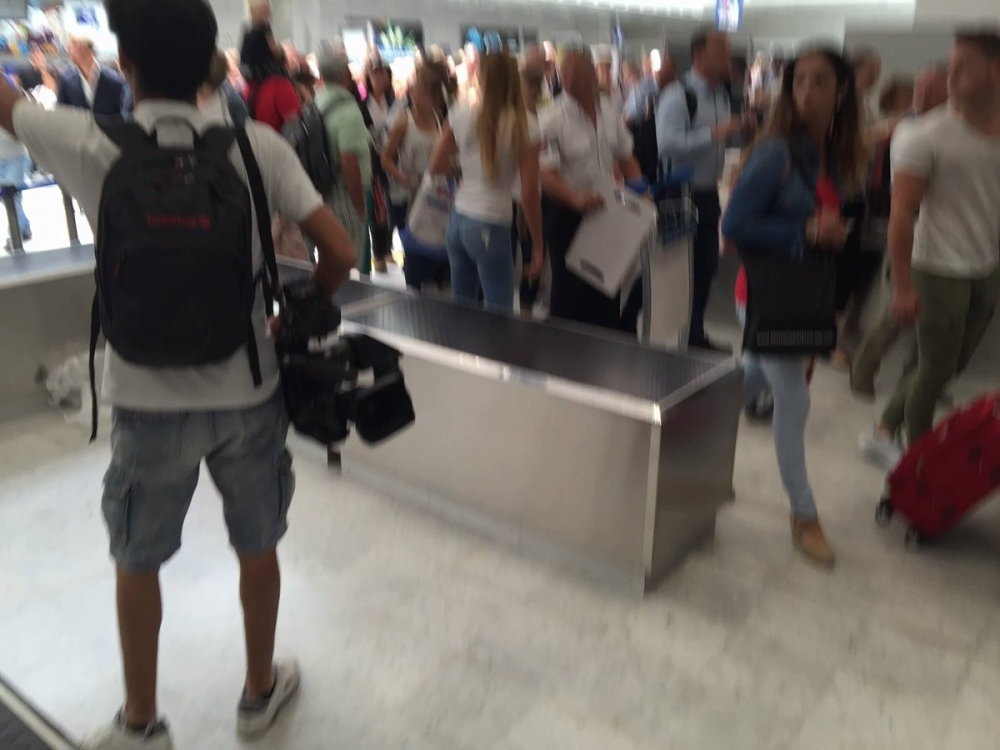 Извънредно! Евакуираха летището в Ница (СНИМКИ)