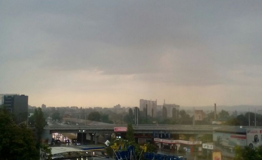 Небето почерня: Пороен дъжд се изля над София 